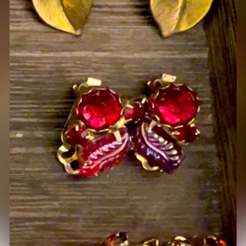 True Vintage Juliana Mini Earrings Ruby Red Molded Glass Flower & Leaf Stones